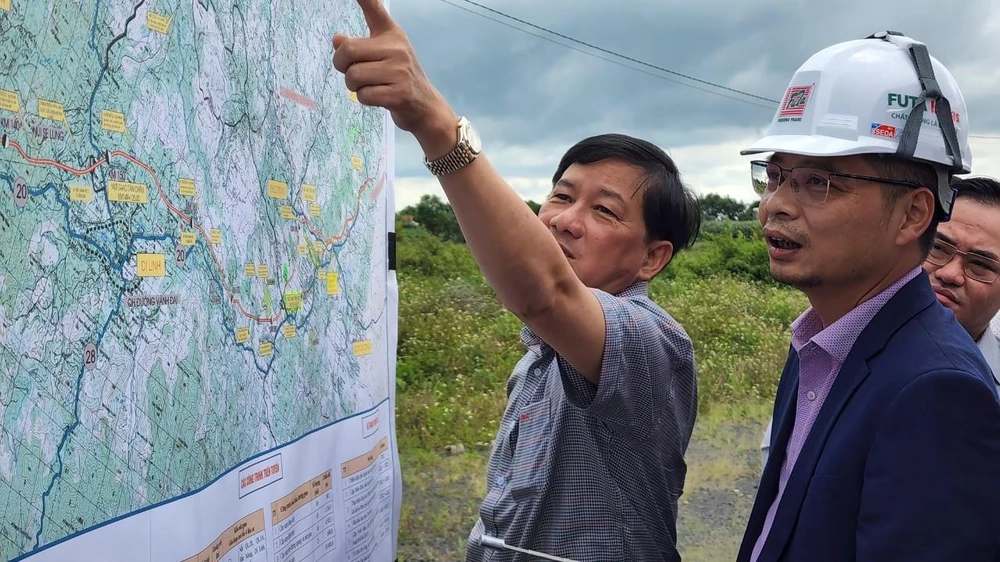 Bí thư Tỉnh ủy Lâm Đồng Trần Đức Quận cùng đoàn khảo sát của Bộ Kế hoạch và Đầu tư tại điểm nối ở Huyện Đức Trọng. Ảnh VÕ TÙNG