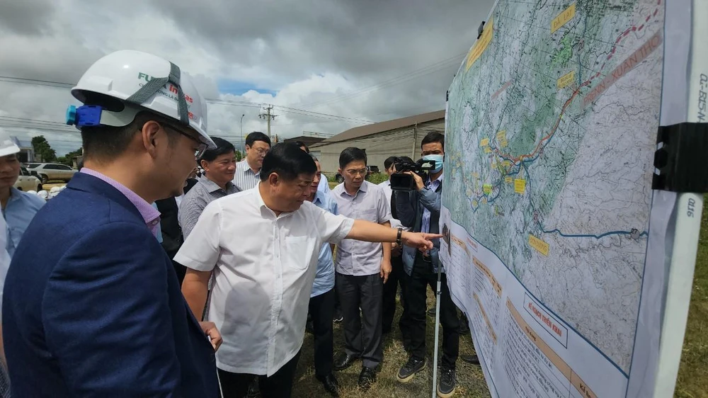 Bộ trưởng Bộ Kế hoạch và Đầu tư đề nghị tỉnh Lâm Đồng triển khai ngay, không phân kỳ dự án Ảnh VÕ TÙNG