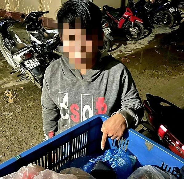 Thái giấu chiếc ví để báo tin giả bị cướp. Ảnh: CA