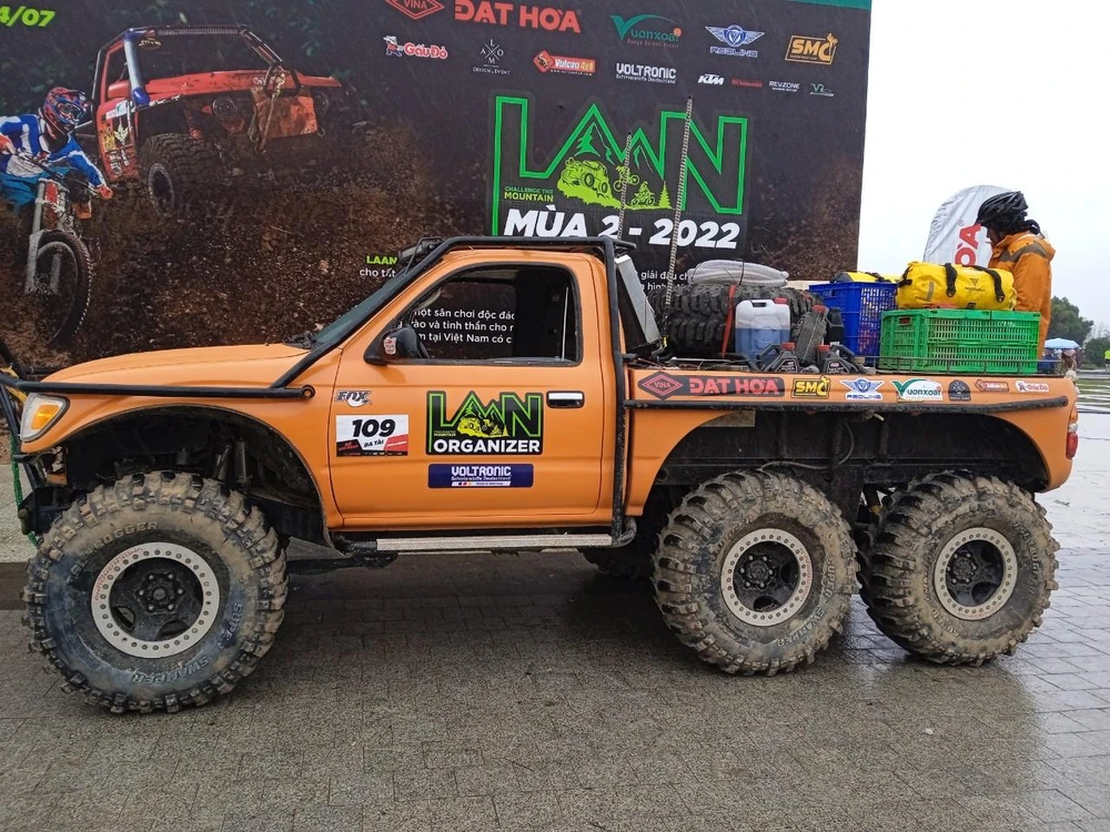 40 đội tham dự cuộc đua xe ô tô địa hình. Ảnh: VT