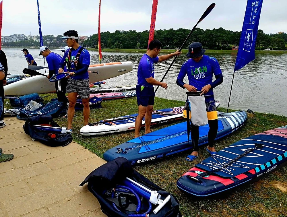 Vận động viên chuẩn bị khởi tranh đua ván chèo đứng. Ảnh: VT