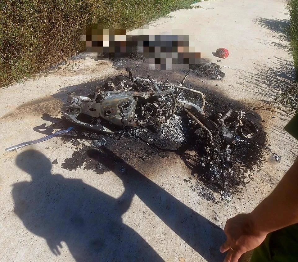Thi thể người đàn ông bị cháy đen bên cạnh chiếc xe máy. Ảnh VT