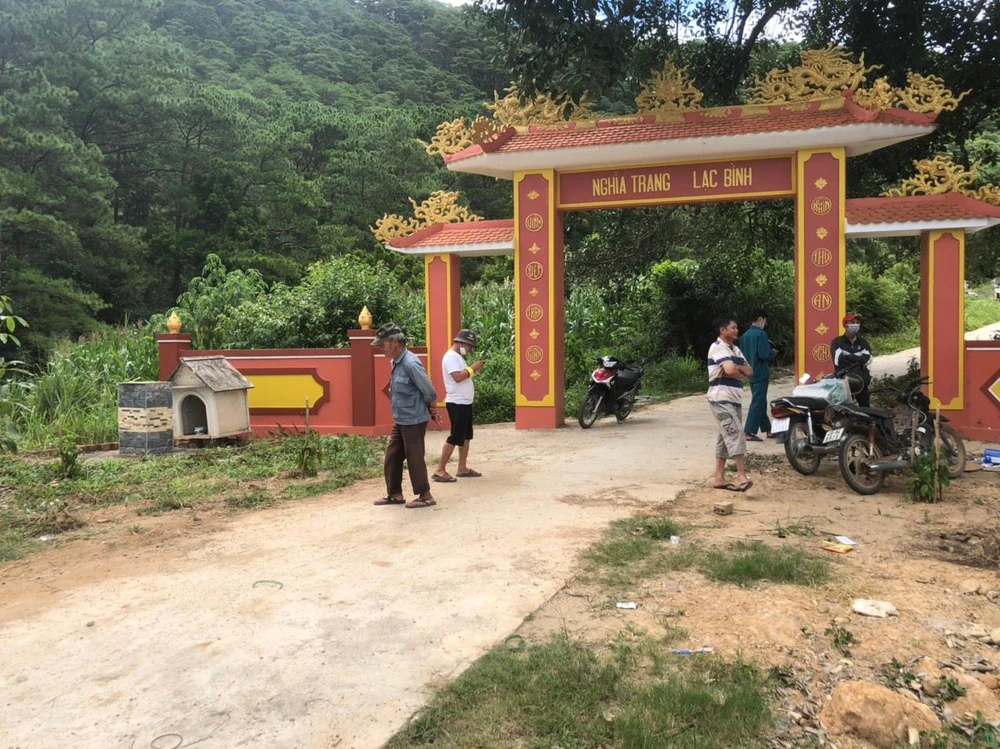 Nghĩa trang Lạc Bình, nơi cha con ông C bị nạn Ảnh VT