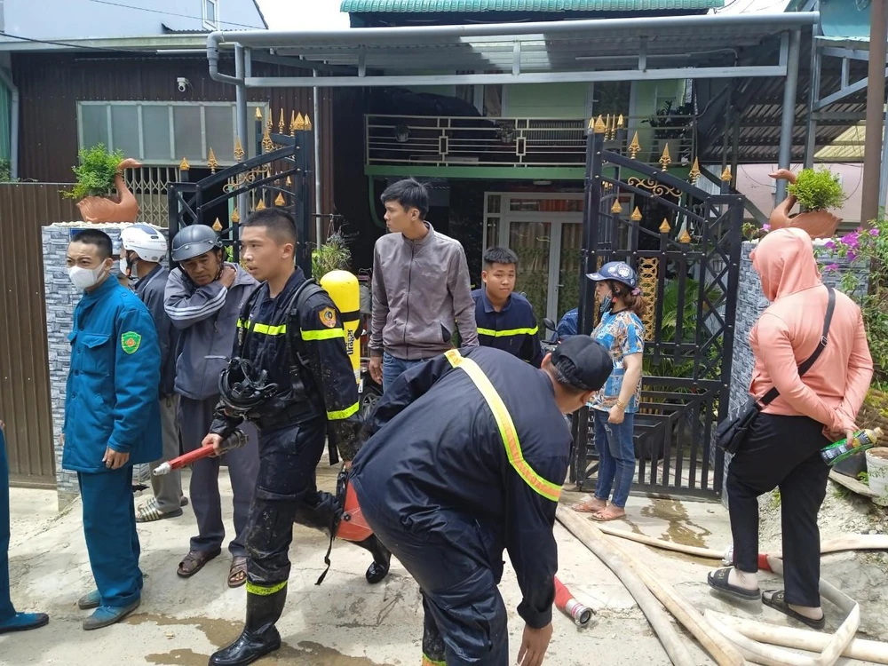 Lực lượng PCCC đã chặn đứng đám cháy. Ảnh: VT Lực lượng PCCC đã chặn đứng đám cháy. Ảnh: VT