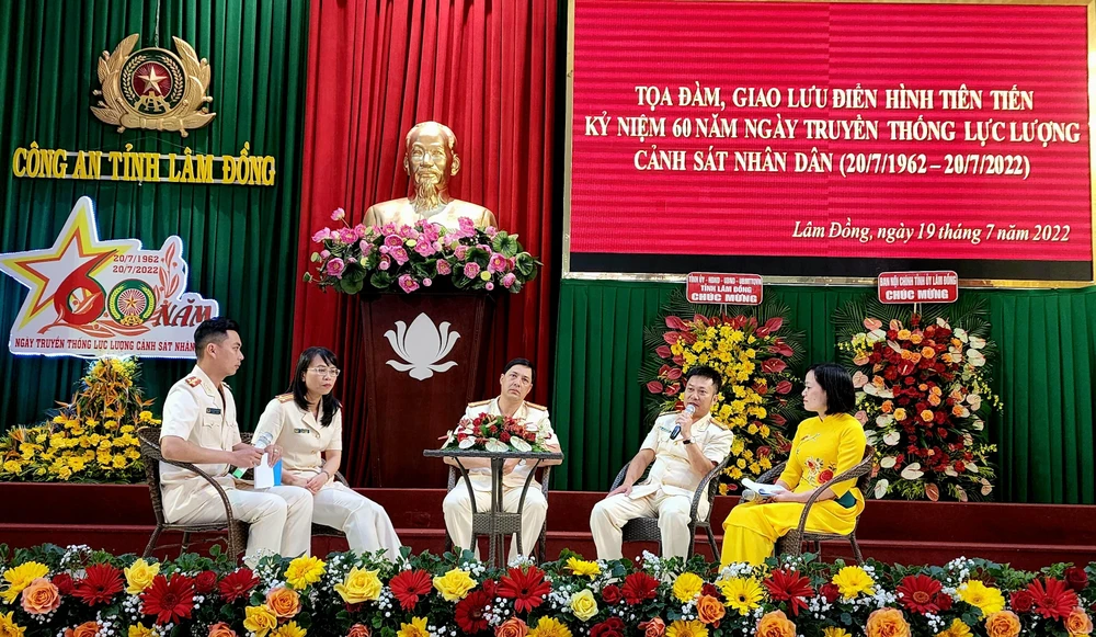 Giao lưu các gương điển hình trong lực lượng Cảnh sát nhân dân. Ảnh: VÕ TÙNG