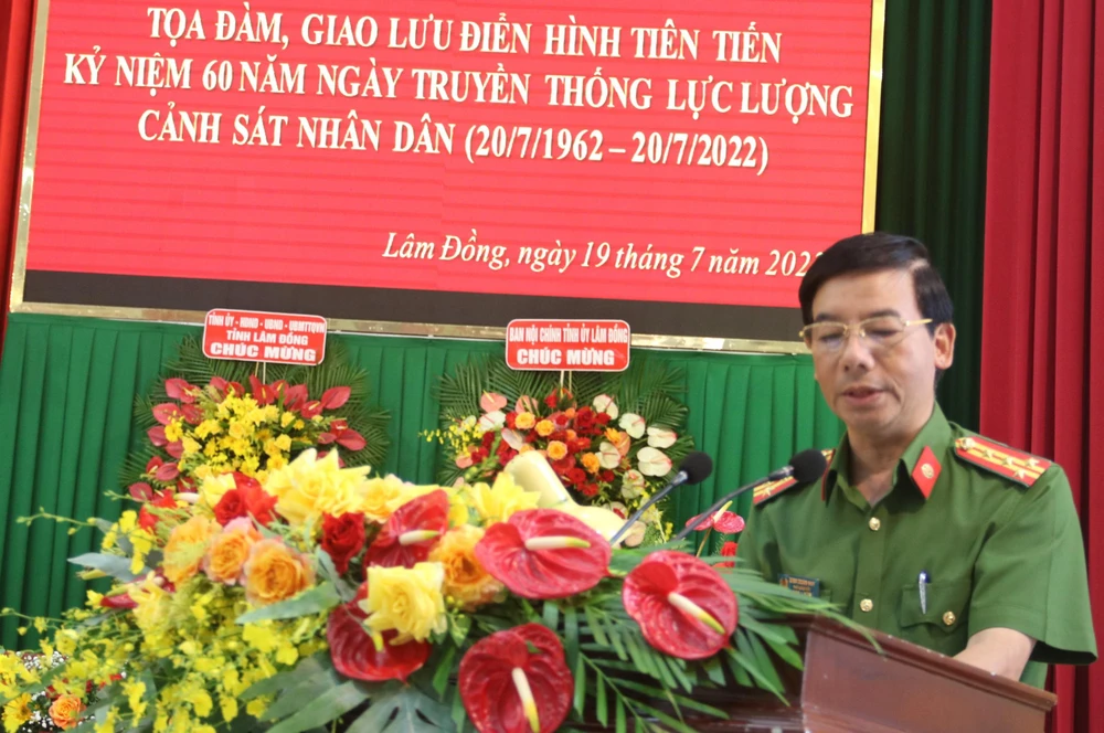 Phó Giám đốc Công an tỉnh Lâm Đồng Đinh Xuân Huy phát biểu tại tọa đàm. Ảnh: VÕ TÙNG