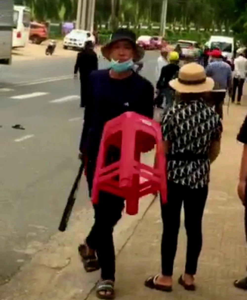 Du khách bị một phen hoảng hồn khi hai nhóm hỗn chiến trước khu du lịch Thung Lũng Tình Yêu. Ảnh cắt từ CLIP