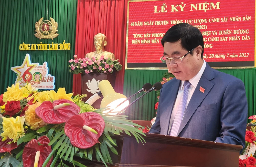 Phó Bí thư thường trực Tỉnh ủy Lâm Đồng Trần Đình Văn chúc mừng lực lượng Cảnh sát Nhân dân Công an Lâm Đồng. Ảnh: VÕ TÙNG