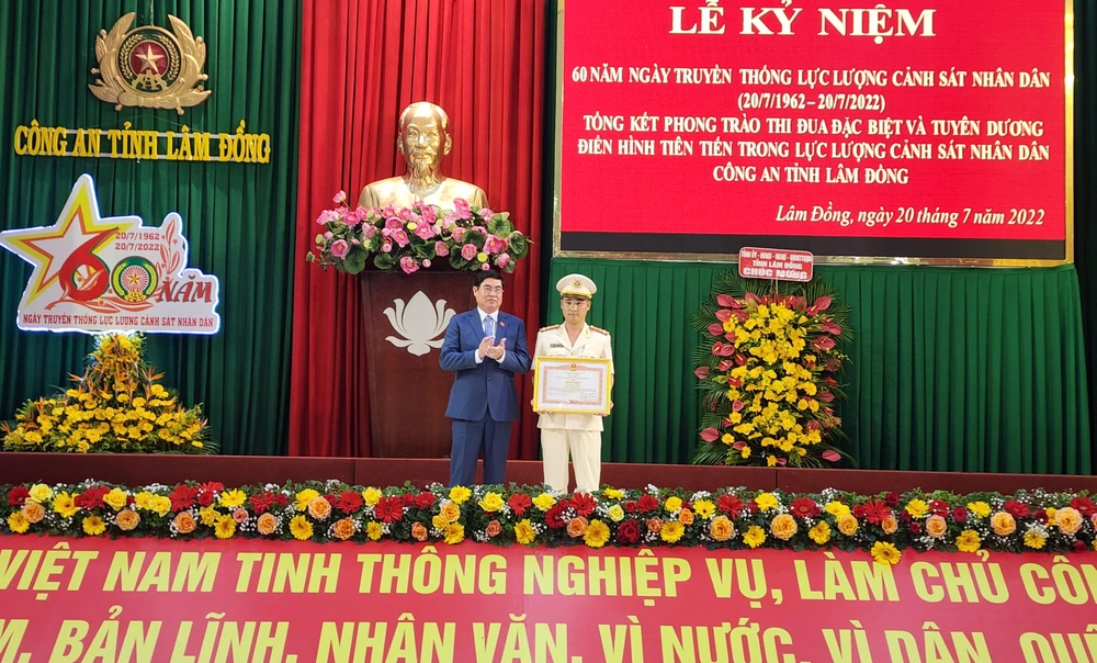 Công an huyện Di Linh nhận bằng khen của Thủ tướng. Ảnh: VÕ TÙNG