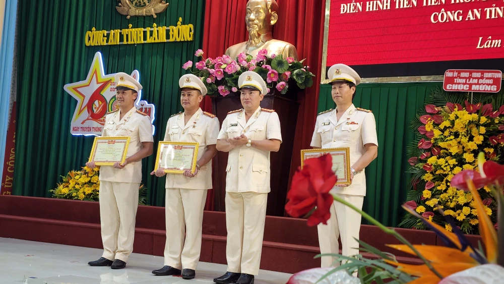 Đại tá Trương Minh Đương, Giám đốc Công an Lâm Đồng cùng các cá nhân được khen thưởng. Ảnh: VÕ TÙNG