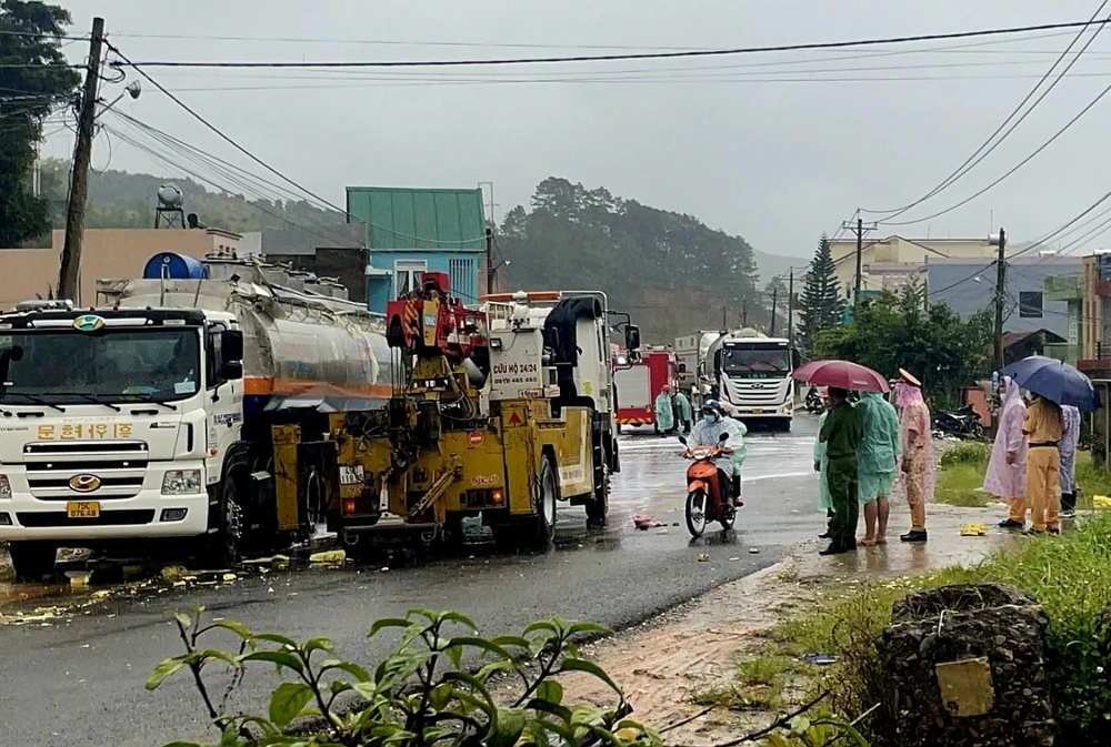 Phát hiện xăng rò rỉ ra ngoài nên lực lượng chức năng phải điều xe chữa cháy tới hiện trường Ảnh VT