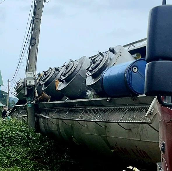 Chiếc xe bồn lật nghiêng làm gãy một trụ điện Ảnh VT