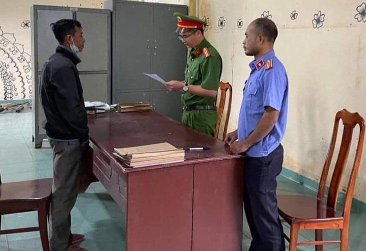 Cơ quan tố tụng tiến hành các thủ tục bắt giữ ông Hòa. Ảnh: CT