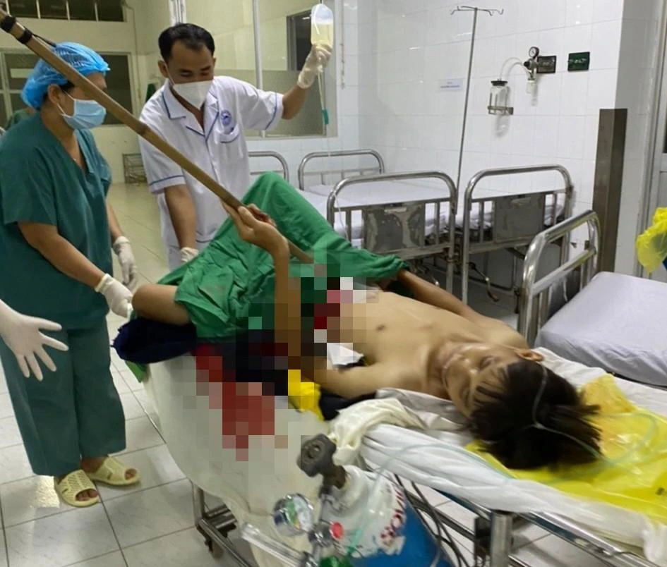 Anh Phước nhập viện khi bị cây dao cạo mủ cao su đâm trúng và còn dính trong ổ bụng. Ảnh: NGUYỄN THẮM Anh Phước nhập viện khi bị cây dao cạo mủ cao su đâm trúng và còn dính trong ổ bụng. Ảnh: NGUYỄN THẮM