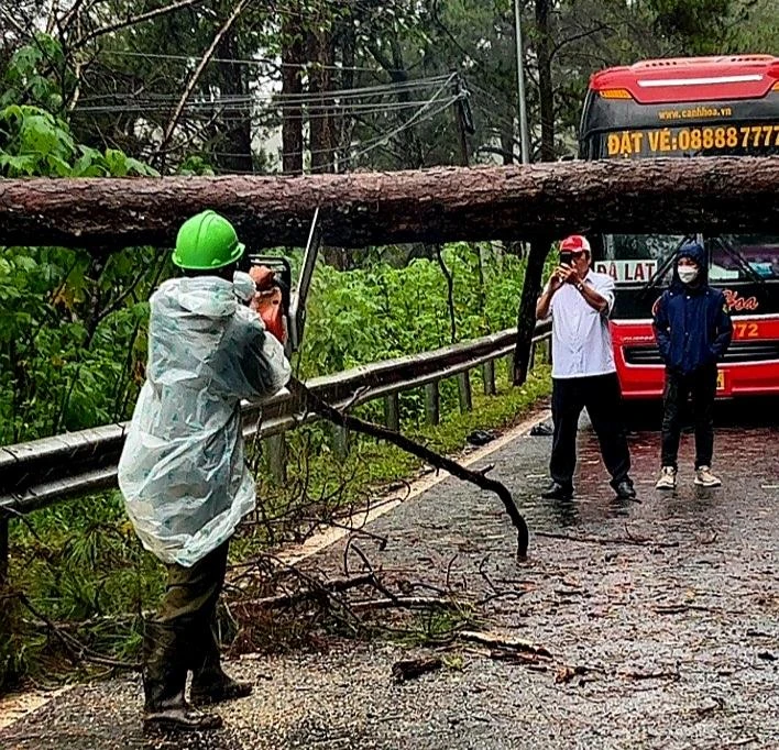 Lực lượng chức năng nhanh chóng giải phóng hiện trường. Ảnh: VT Lực lượng chức năng nhanh chóng giải phóng hiện trường. Ảnh: VT