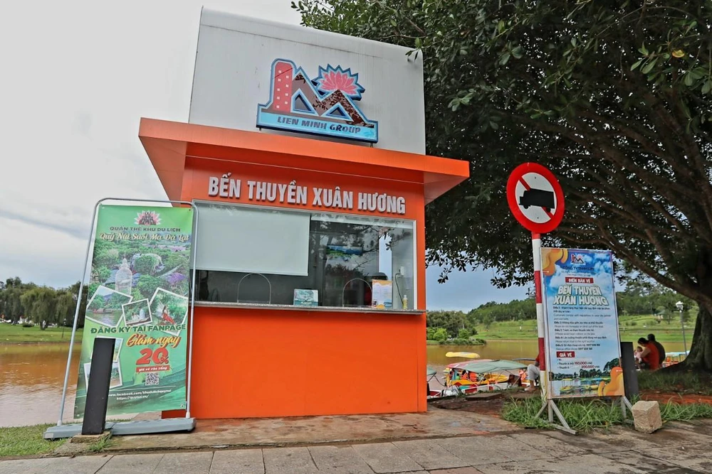 Công ty Limi hoạt động trái phép trên Hồ Xuân Hương. Ảnh: VÕ TÙNG