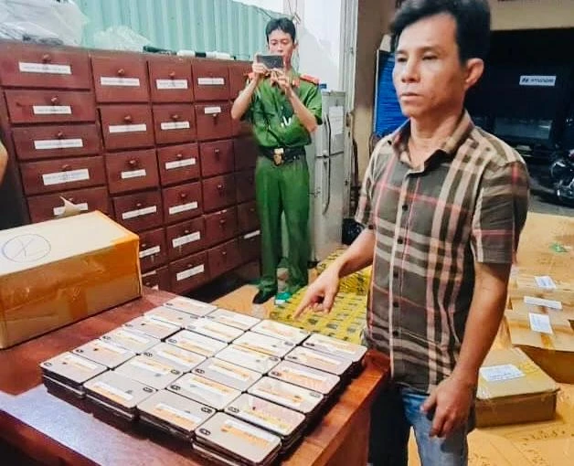 Hàng ngàn điện thoại IPhone nhập lậu bị bắt giữ. Ảnh CA