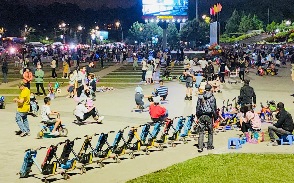 Giám đốc Công an tỉnh Lâm Đồng cho biết sẽ dẹp triệt để các hoạt động trái phép, trả lại nét đẹp vốn có của quảng trường. Ảnh VÕ TÙNG