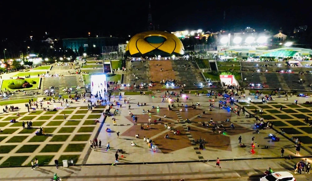 Quảng trường Lâm Viên chi chít xe điện và các hoạt động bán hàng rong. Ảnh VÕ TÙNG