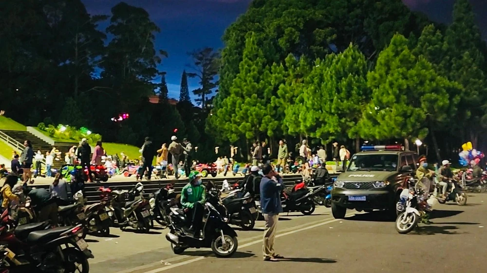 Nhiều du khách từng phàn nàn về việc bị xe điện va chạm gây thương tích. Ảnh VÕ TÙNG