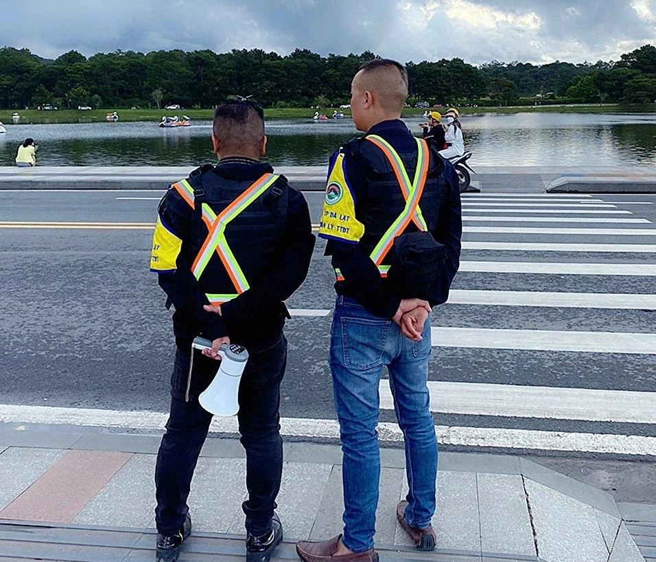 Lực lượng chức năng TP Đà Lạt túc trực để chấn chỉnh các hoạt động ở quảng trường sau chỉ đạo của UBND tỉnh. Ảnh TD