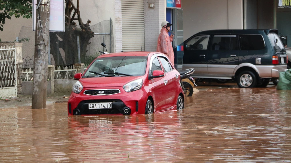 Cơn mưa kéo dài 45 phút đường Phan Đình Phùng ngập sâu. Ảnh CTV