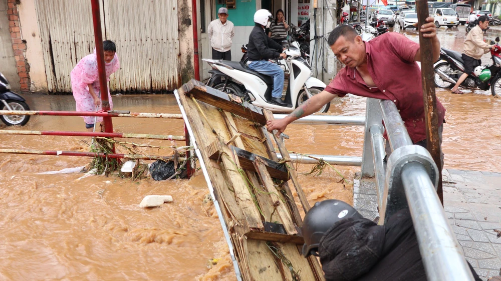 Người dân nỗ lực dọn rác để khơi thông dòng chảy. Ảnh CTV