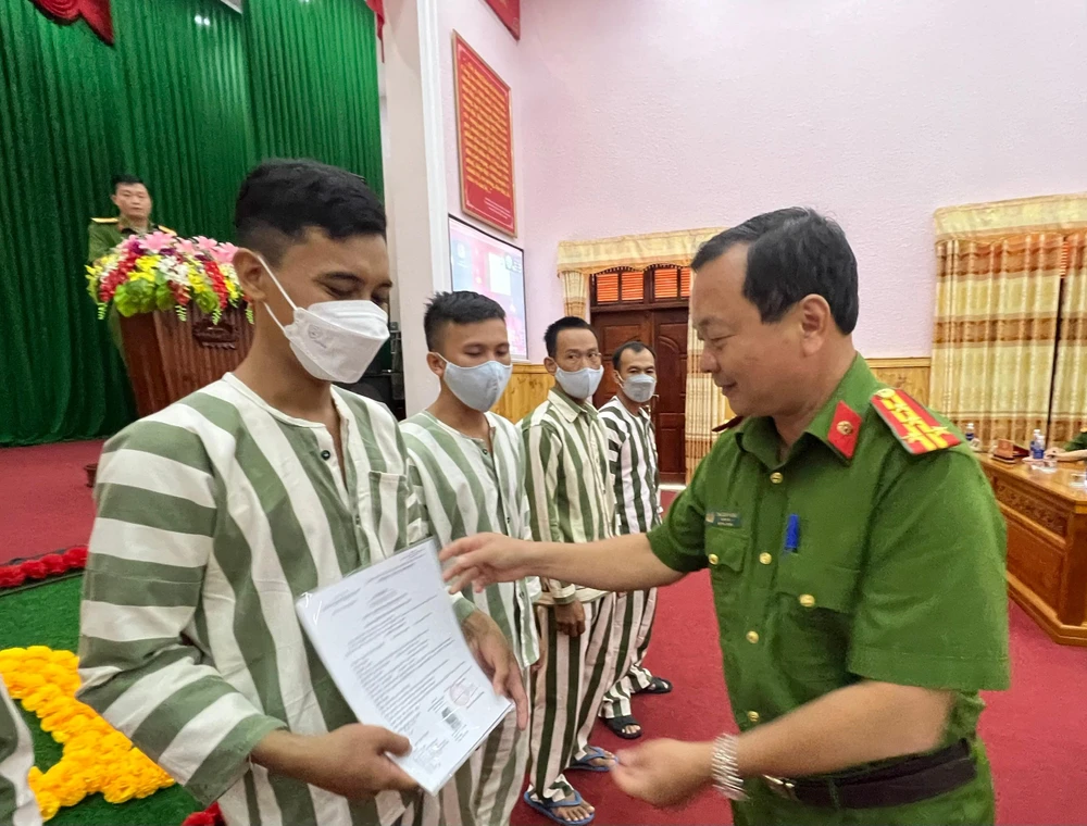 Giám thị Trại giam Xuân Lộc trao giấy chứng nhận đặc xá cho phạm nhân. Ảnh VÕ TÙNG