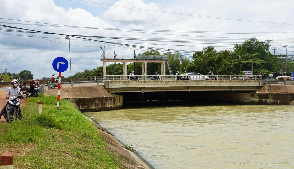 Cầu Kênh Tây nơi ba mẹ con chị Q nghi tự tử. Ảnh TT