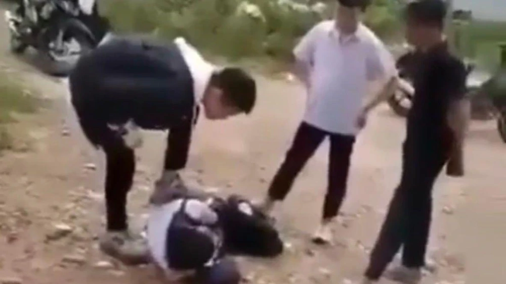 Chỉ vì mâu thuẫn nhỏ trên mạng xã hội, hai nhóm học sinh đã gọi người thân đến đánh nhau, gây thương tích. Ảnh CLIP