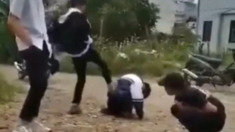 Ngoài đánh nhau gây thương tích, nhóm học sinh còn ép một học sinh khác hút thuốc lá điện tử. Ảnh CLIP