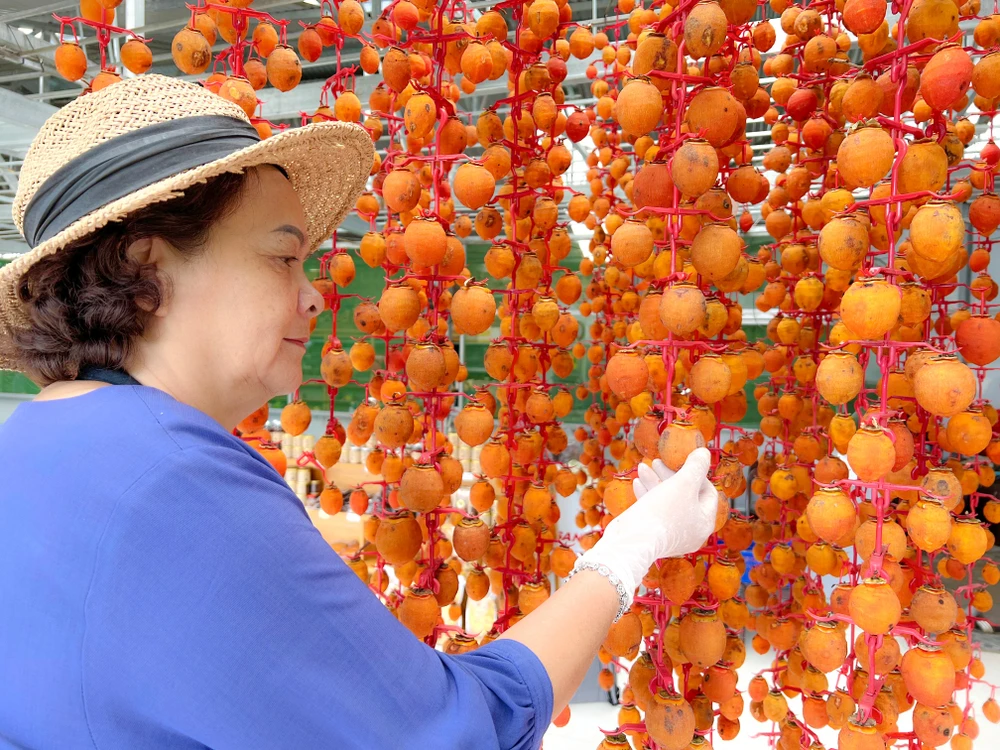 Công đoạn mát-xa cho hồng giúp mật hồng được tiết ra và mềm dẻo hơn.. Ảnh: VÕ TÙNG