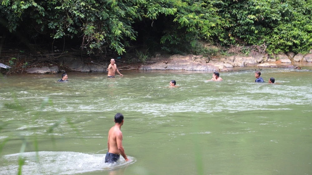 Thi thể của anh Trường được tìm thấy cách chỗ bị cuốn 100 mét. Ảnh CACC