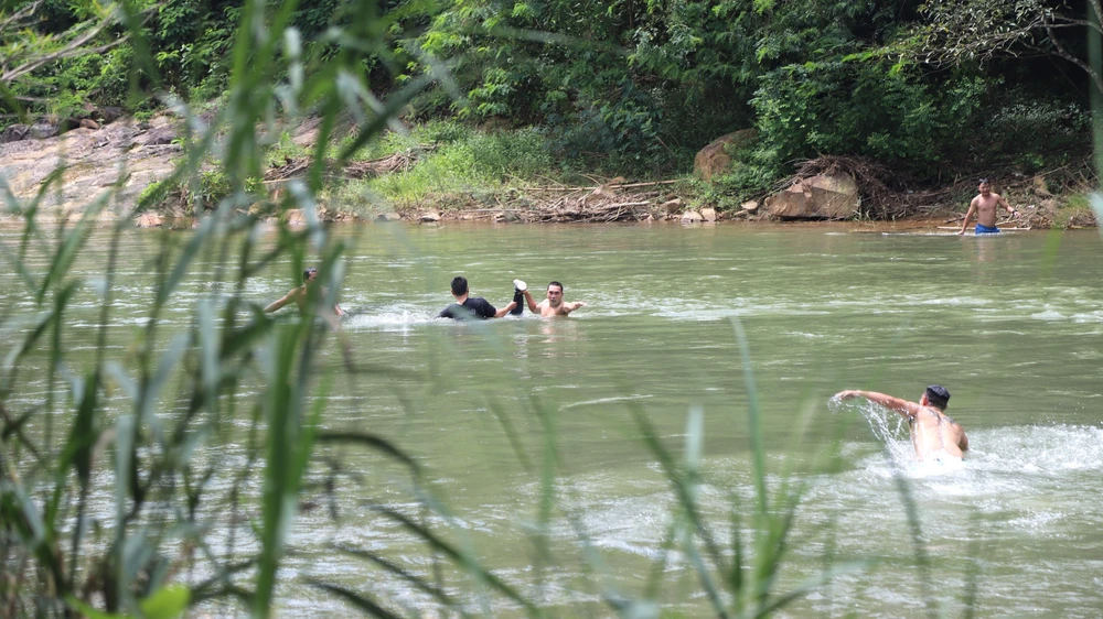 Nạn nhân bị cuốn vào một hộc nước sâu ba mét. Ảnh CACC