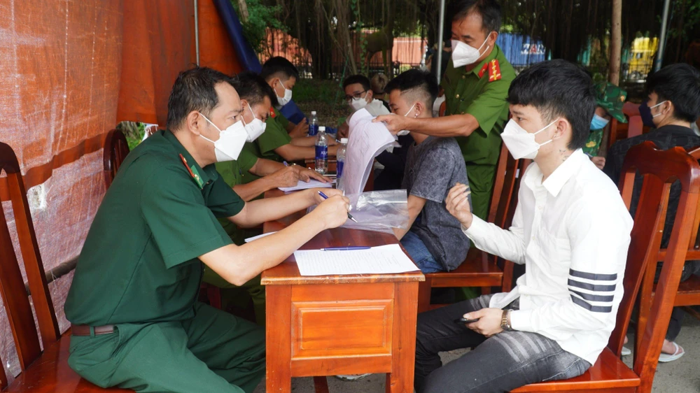 Sau khi hoàn tất thủ tục nhập cảnh, các công dân được đưa vào trạm biên phòng Mộc bài để tiếp tục xác minh. Ảnh VT