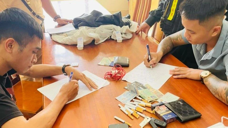 Giáp và Thắng tại cơ quan công an. Ảnh: VT Giáp và Thắng tại cơ quan công an. Ảnh: VT