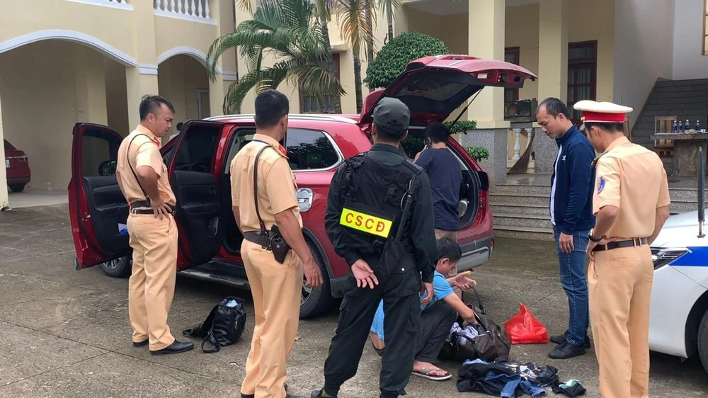 Công an thu giữ kiếm Nhật, dao bấm trong xe của nhóm gây án. Ảnh VT