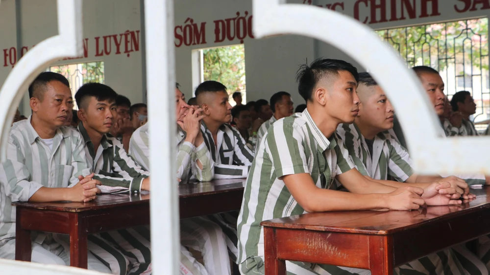 Khi vào trại giam, cùng mang thân phận tù tội, nhưng cách mà “tù nhân” ứng xử, giao tiếp sẽ phần nào hình thành nhân cách của họ, góp phần thay đổi cách nhìn của xã hội đối với những người từng lầm đường, lạc lối. Ảnh: VÕ TÙNG