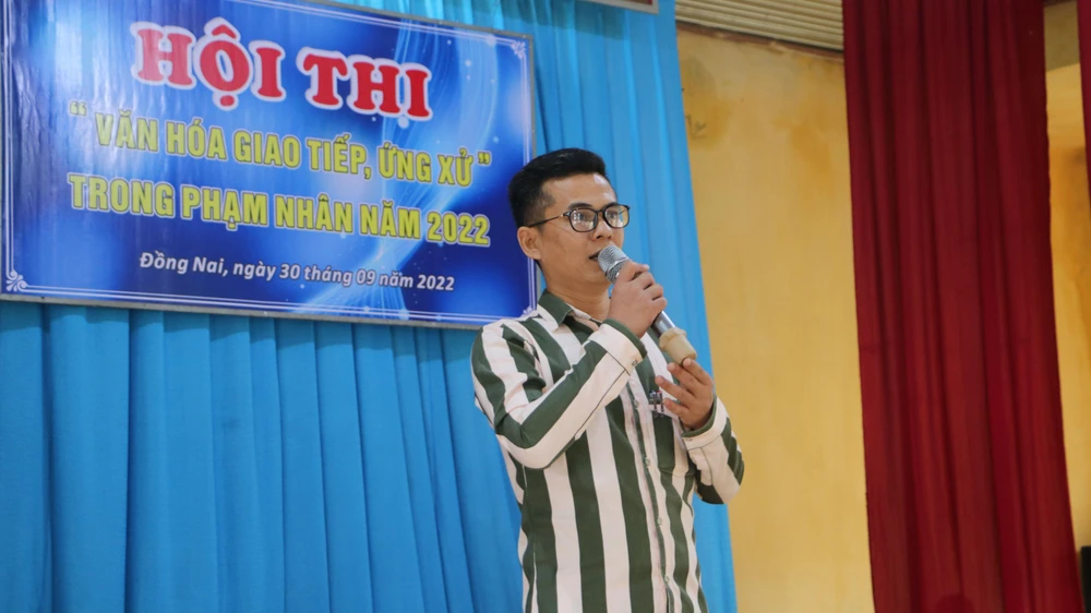 Phạm nhân Hoàng Anh Tiến, phân trại số 4, Trại giam Xuân Lộc nói trong phần thi của mình rằng: "Từ cách ứng xử giao tiếp, phạm nhân sẽ được xã hội xưng là thằng tù hay người tù. Đó là lựa chọn của cá nhân mỗi người”. Ảnh: VÕ TÙNG