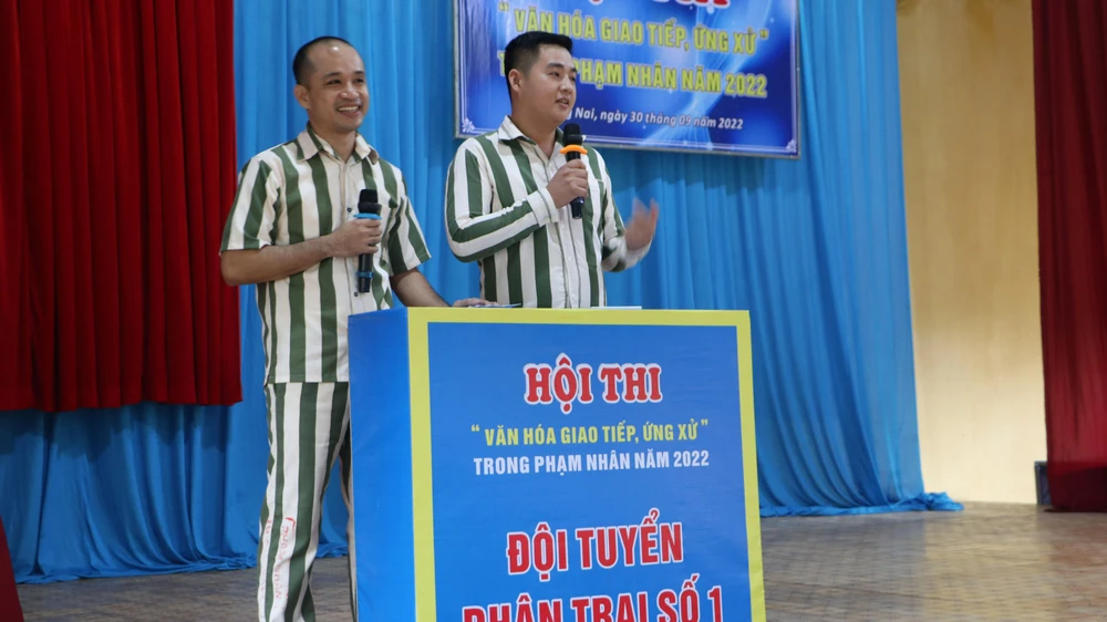 Thông qua hội thi, Trại giam Xuân Lộc phổ biến các quy định về văn hóa, giao tiếp ứng xử, tư thế, tác phong, trách nhiệm và nghĩa vụ của phạm nhân; việc thực hiện nếp sống văn hóa, trật tự kỷ cương, tư thế, tác phong trong sinh hoạt, lao động, học tập ... cho tất cả phạm nhân đang chấp hành án. Ảnh: VÕ TÙNG