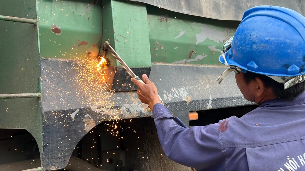 Công an tỉnh Bà Rịa - Vũng Tàu cắt bỏ thùng xe gắn hệ thống thủy lực. Ảnh: V.TÙNG - T.SANG