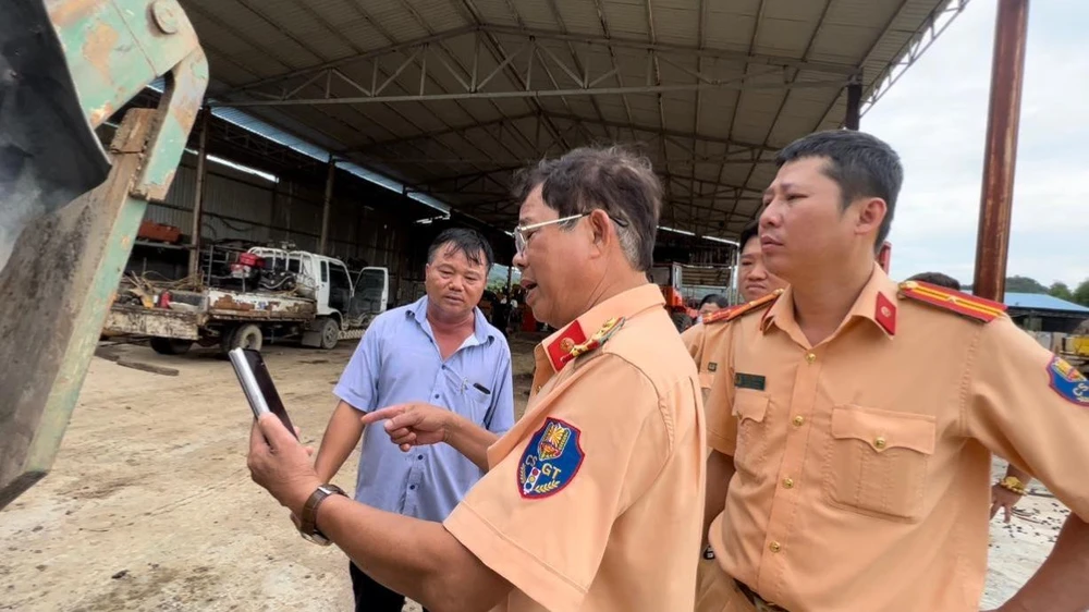 CSGT tỉnh Bà rịa - Vũng Tàu phổ biến cho cán bộ, chiến sĩ toàn tỉnh nhận diện xe cơi thùng thủy lực. Ảnh VÕ TÙNG - TỰ SANG