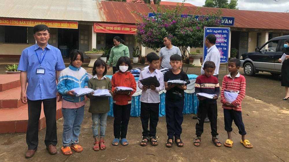 Ủy ban MTTQ Việt Nam huyện Đức Trọng thay mặt trao đồng phục cho học sinh nghèo. Ảnh: VT