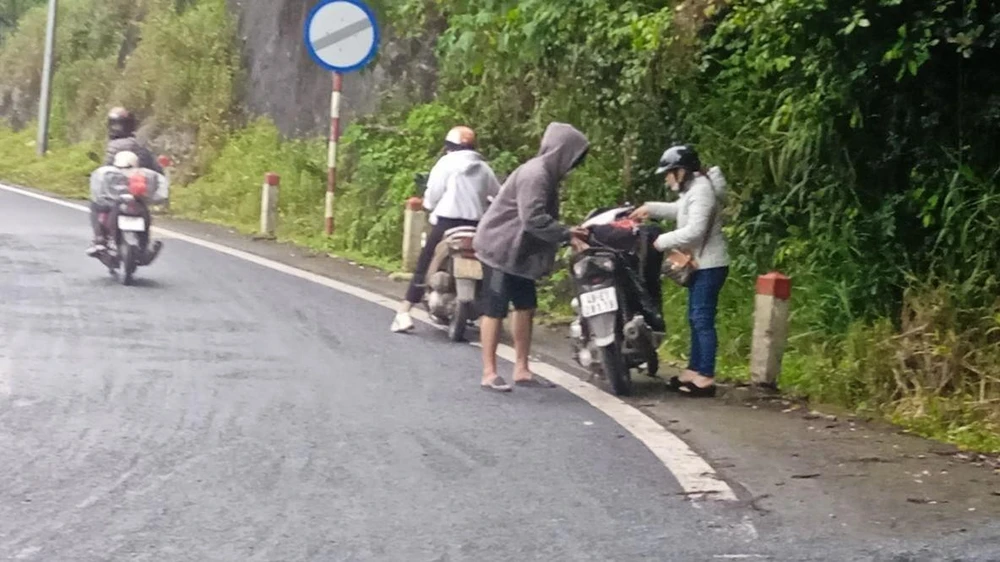 Nhiều phương tiện bị té ngã. Ảnh VT