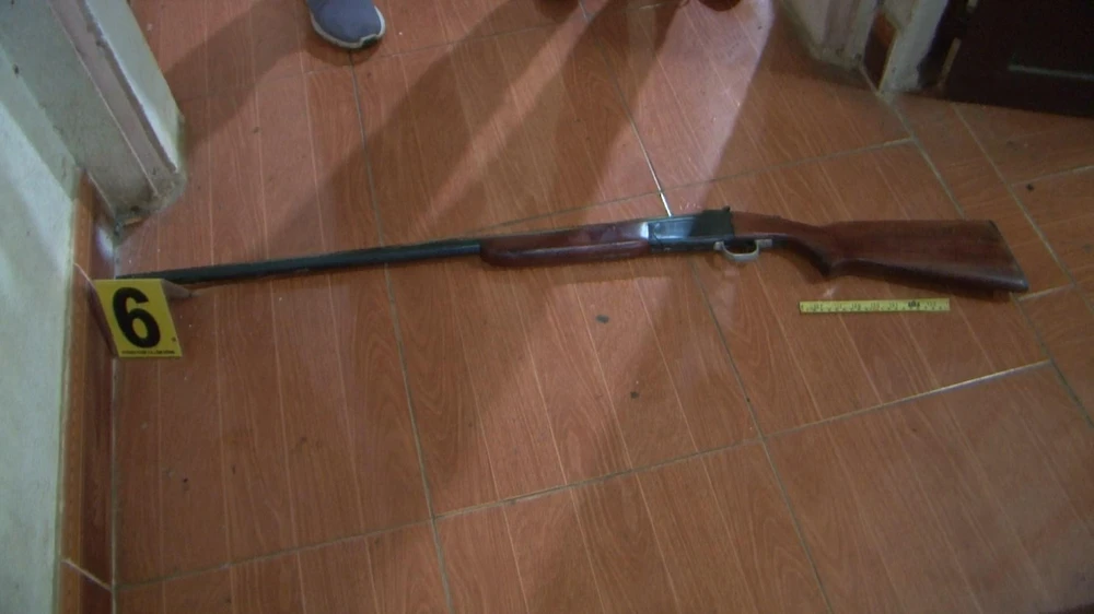 Công an huyện Bảo Lâm thu hồi hàng trăm súng tự chế các loại. Ảnh TIẾN DŨNG