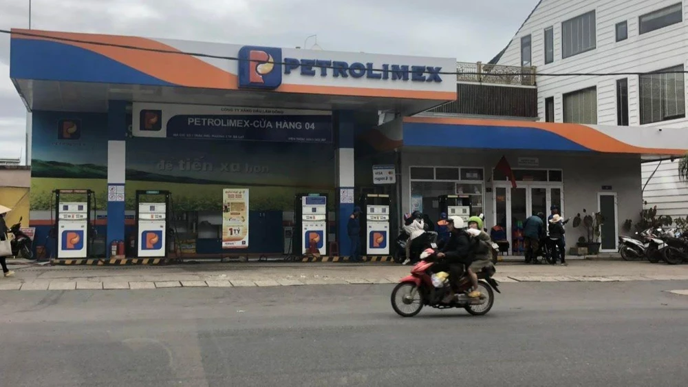 Một cây xăng đang hoạt động bình thường trên đại bàn TP Đà Lạt. Ảnh VÕ TÙNG