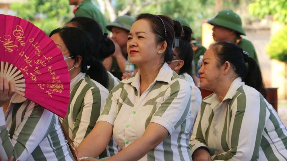 Phạm nhân Thái Huyền Trinh cho biết buổi giao lưu và nói chuyện chuyên đề rất bổ ích, giúp họ cảm thấy không bị xã hội ruồng bỏ và bớt mặc cảm hơn. Ảnh: VÕ TÙNG