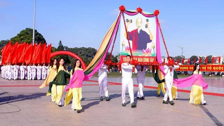 Rước ảnh Bác Hồ tại buổi khai mạc. Ảnh VT