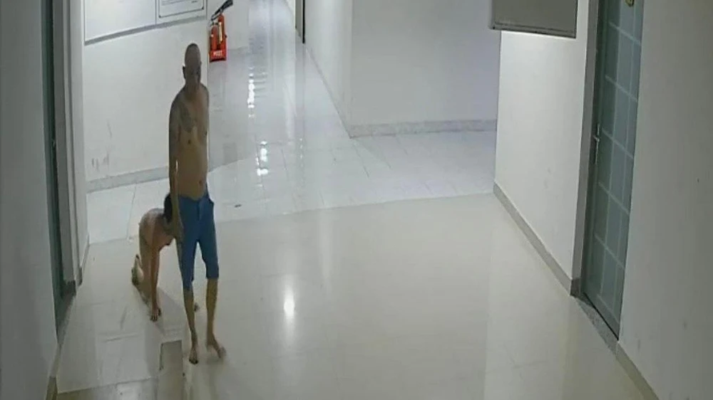 Luân hành hạ con ruột một cách dã man. Ảnh cắt từ clip