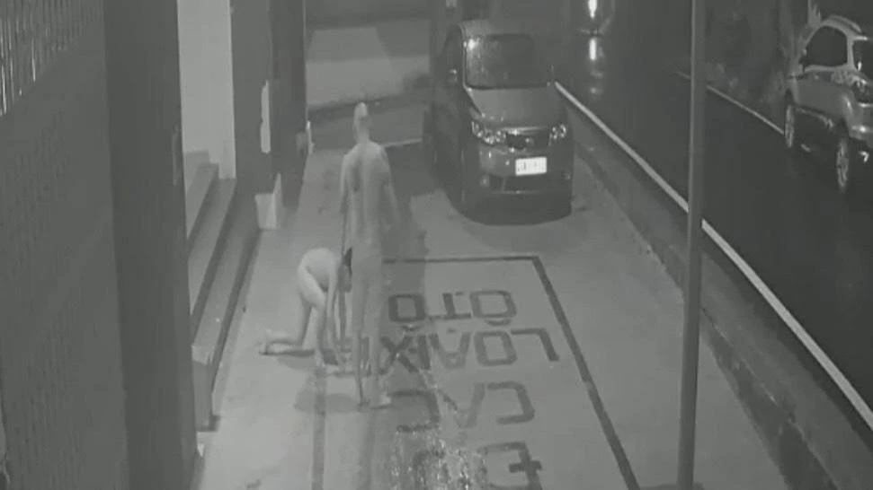 Ngoài đánh đập, ông bố còn bắt con trai cởi quần áo, quỳ giữa trời lạnh. Ảnh cắt từ clip